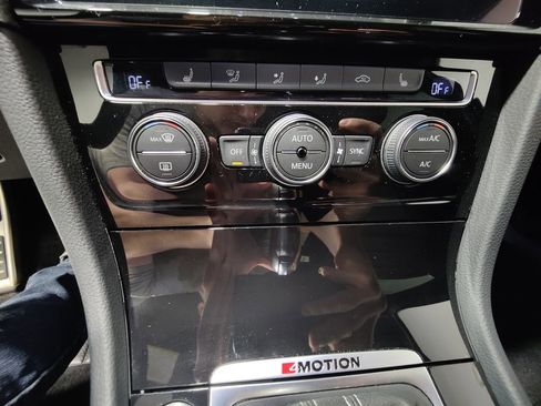 Used 2019 Volkswagen Golf R 4-Door image 34