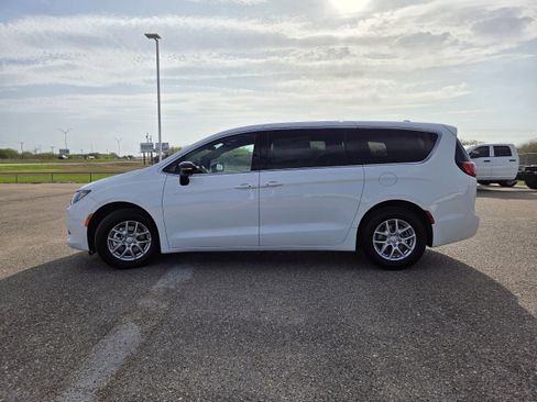 New 2026 Chrysler Voyager LX FWD image 4