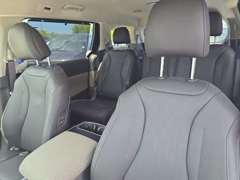 New 2027 Kia Carnival EX FWD image 22