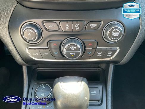 Used 2019 Jeep Cherokee Limited AWD/4WD image 12