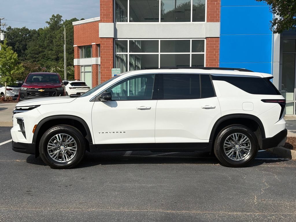 Used 2026 Chevrolet Traverse LT w/ Driver Confidence Package FWD image 2