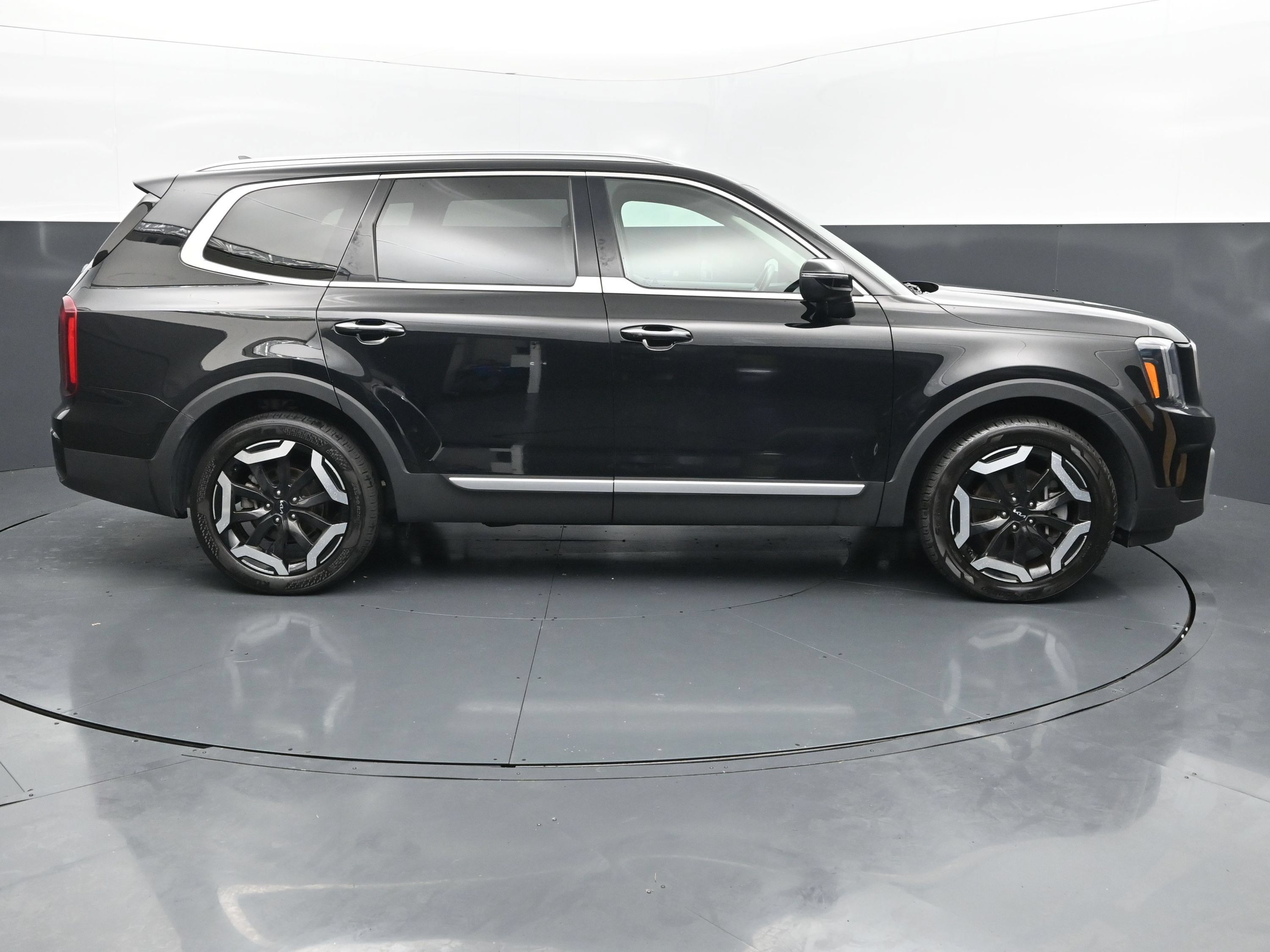 Used 2025 Kia Telluride S FWD image 6