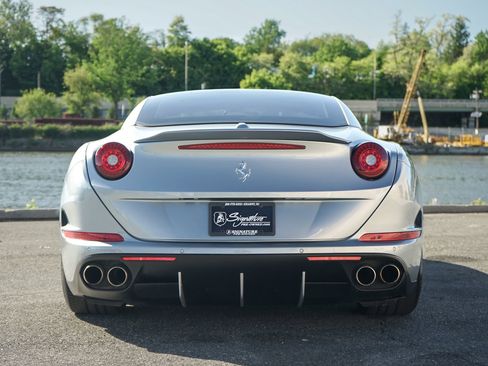 Used 2017 Ferrari California T RWD image 38
