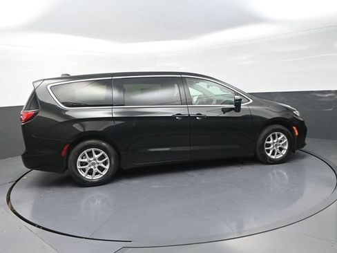 Used 2023 Chrysler Pacifica Touring-L FWD image 10