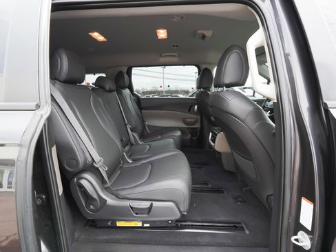 Used 2025 Kia Carnival EX image 12