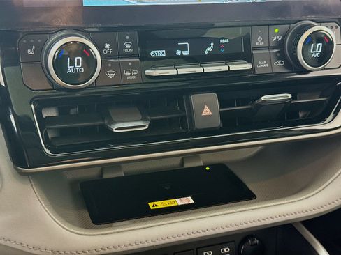 Used 2023 Toyota Highlander XLE AWD/4WD image 12