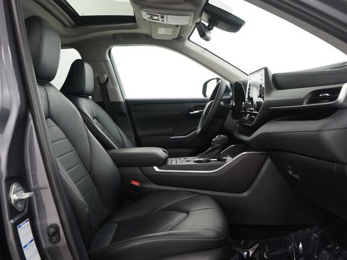 Used 2022 Toyota Highlander XLE image 12