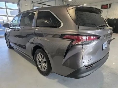 Used 2021 Toyota Sienna LE image 5