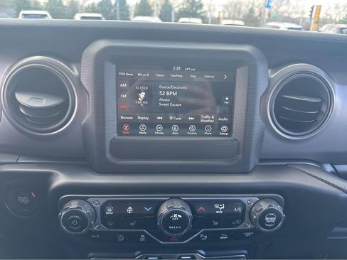 Used 2022 Jeep Gladiator Sport AWD/4WD image 21