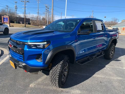 Used 2024 Chevrolet Colorado ZR2 w/ ZR2 Convenience Package III image 3