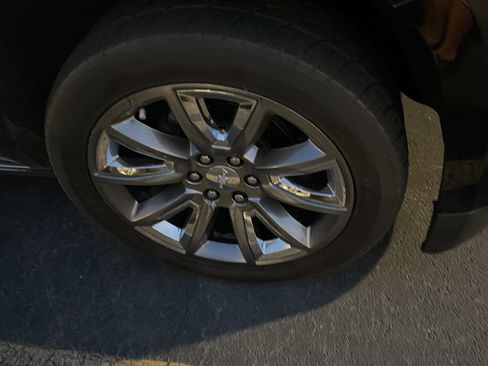 Used 2015 Chevrolet Suburban LTZ RWD image 7