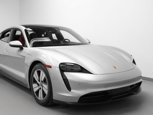Used 2023 Porsche Taycan image 9