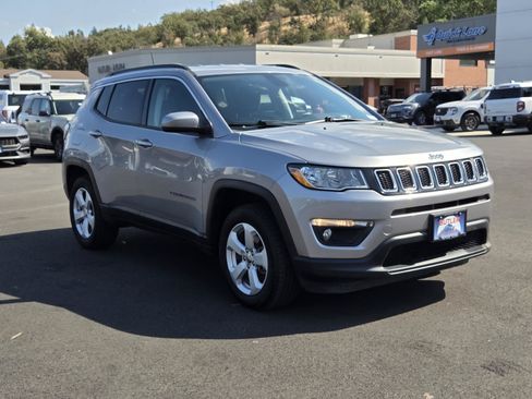 Used 2018 Jeep Compass Latitude w/ Popular Equipment Group AWD/4WD image 3