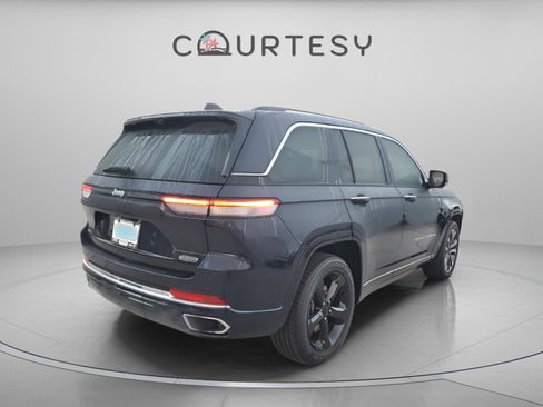 Used 2024 Jeep Grand Cherokee Overland w/ Advanced Protech Group III image 4
