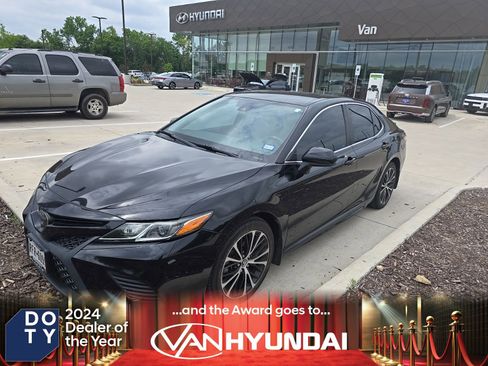 Used 2019 Toyota Camry SE image 1