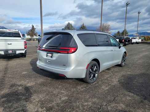 New 2026 Chrysler Pacifica Select w/ S Appearance Package AWD/4WD image 3