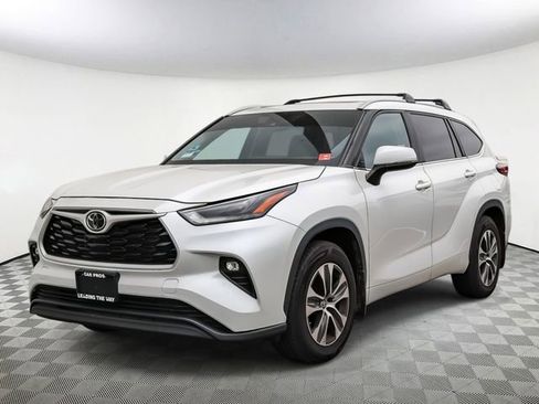 Used 2024 Toyota Highlander XLE FWD image 2