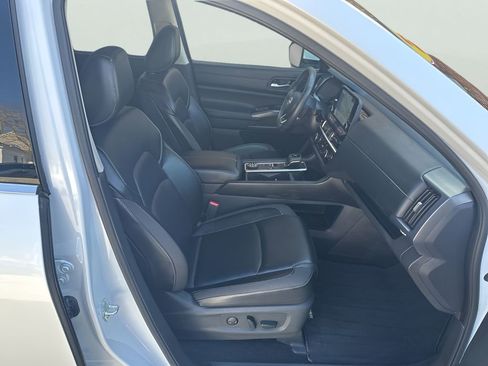 Used 2025 Nissan Pathfinder SL AWD/4WD image 24