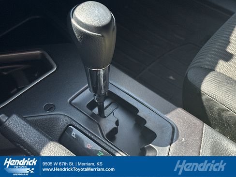 Used 2018 Toyota RAV4 LE FWD image 1