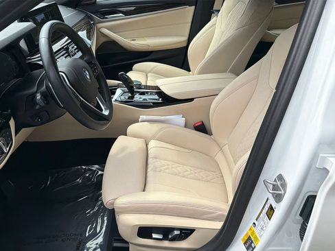Used 2023 BMW 530e w/ Premium Package RWD image 9