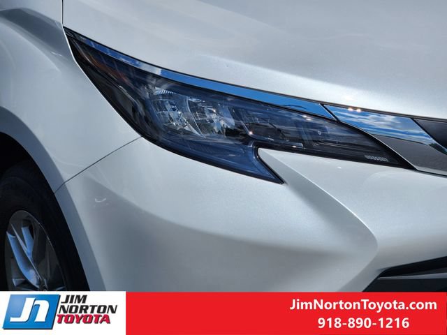 Used 2026 Toyota Sienna XLE FWD image 9