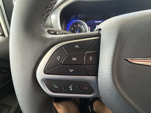 Used 2025 Chrysler Pacifica Select FWD image 12