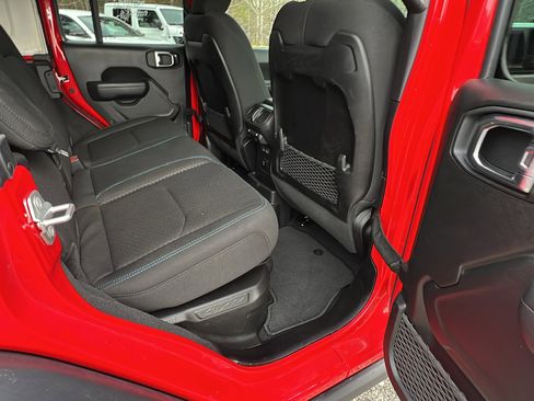 Used 2025 Jeep Wrangler Unlimited Rubicon 4xe image 21