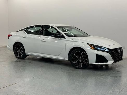 Used 2024 Nissan Altima 2.5 SR FWD image 2