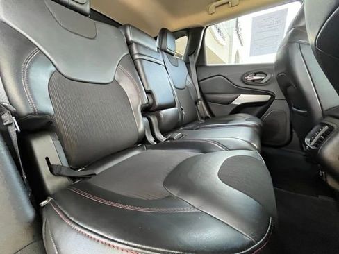 Used 2018 Jeep Cherokee Trailhawk image 27