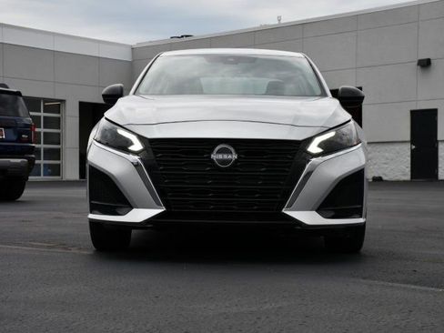 Used 2024 Nissan Altima 2.5 SV FWD image 2