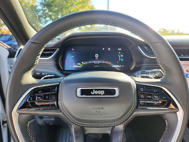 Used 2023 Jeep Grand Cherokee Overland w/ Luxury Tech Group IV AWD/4WD image 20