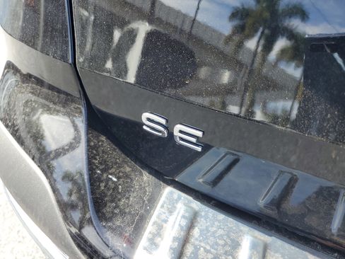 Used 2025 Volkswagen Taos SE w/ Panoramic Sunroof Package image 11