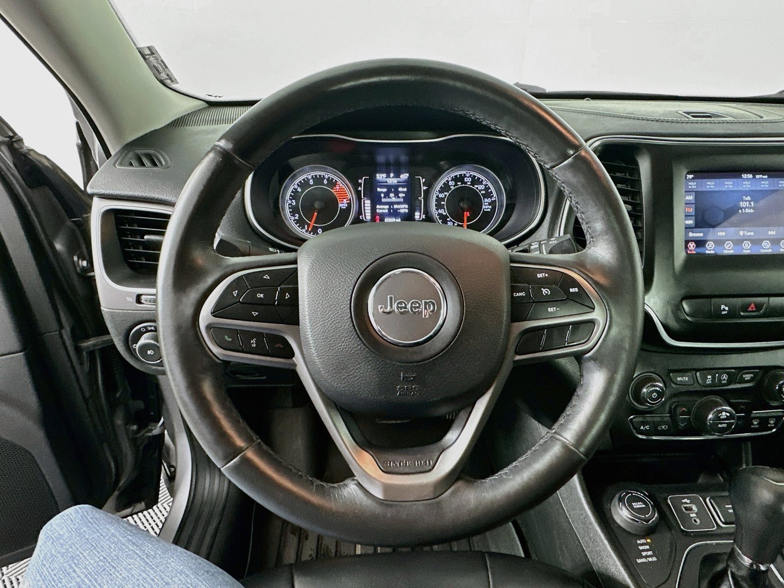Used 2019 Jeep Cherokee Latitude Plus w/ Comfort/Convenience Group AWD/4WD image 12
