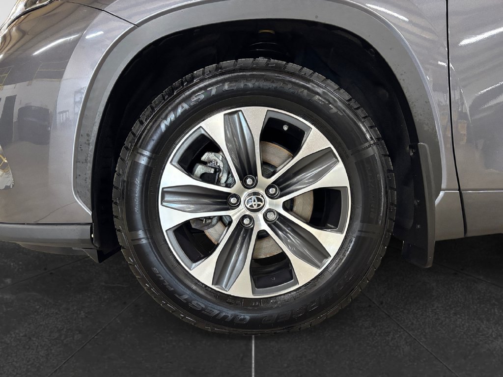 Used 2021 Toyota Highlander XLE FWD image 9