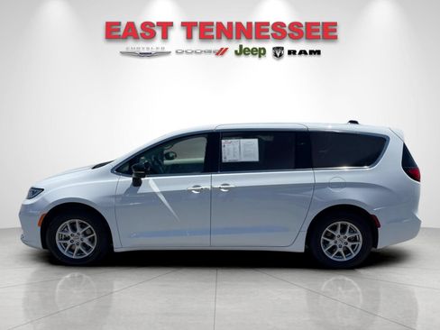 Used 2024 Chrysler Pacifica Touring-L FWD image 6