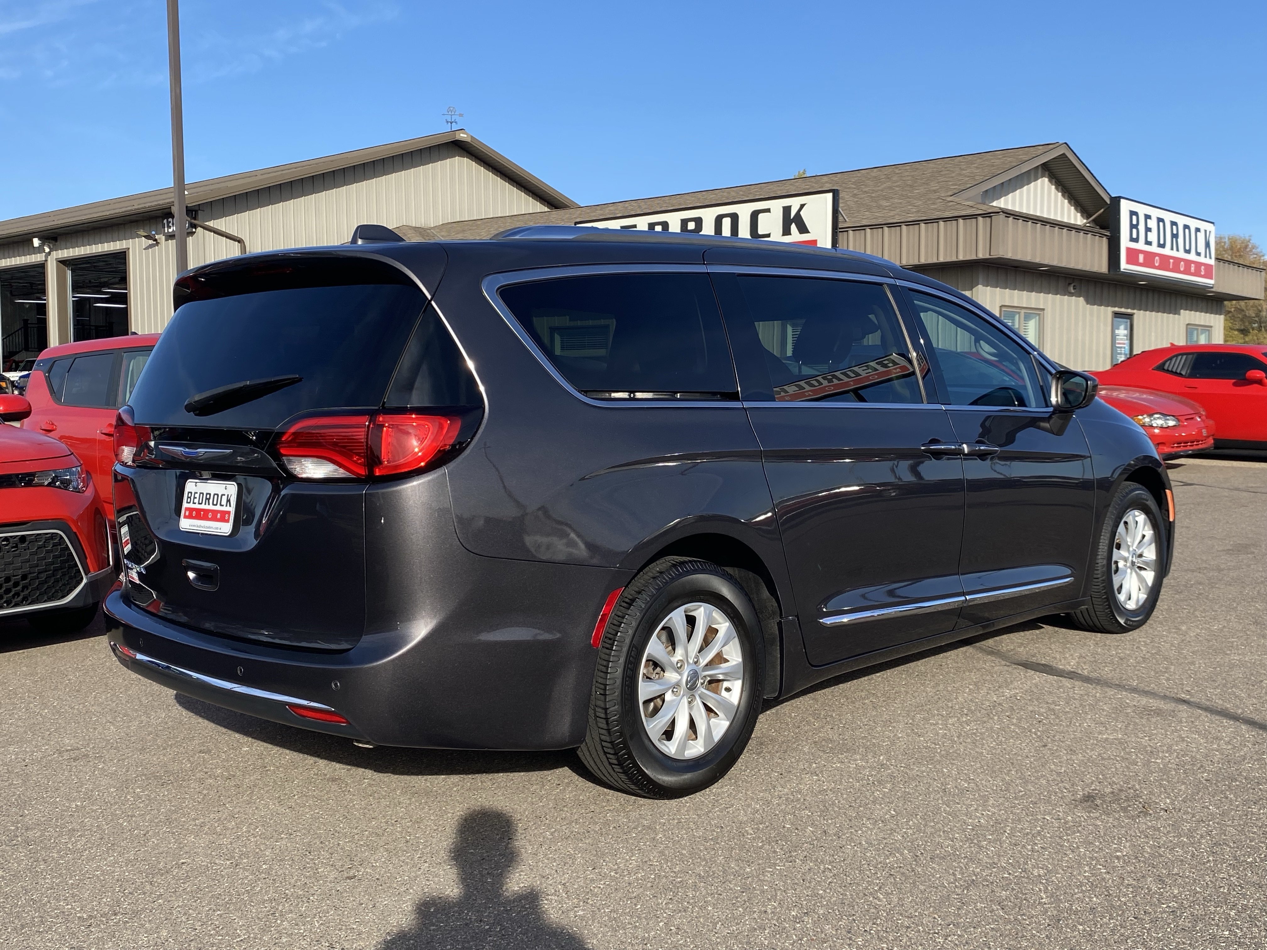 Used 2018 Chrysler Pacifica Touring-L FWD image 2