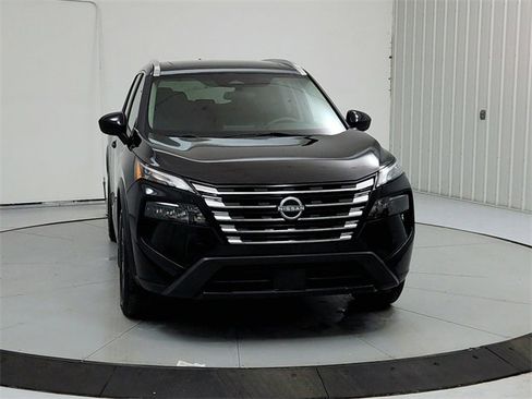 Used 2024 Nissan Rogue SV w/ SV Premium Package image 2