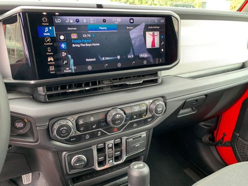 Used 2025 Jeep Wrangler Sahara image 18