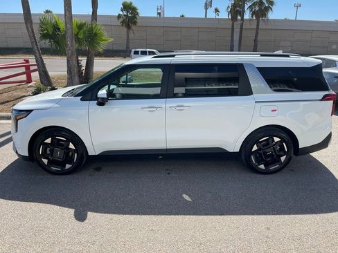 New 2026 Kia Carnival EX FWD image 4