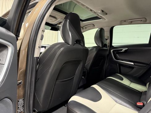 Used 2018 Volvo V60 T5 Cross Country Platinum image 17