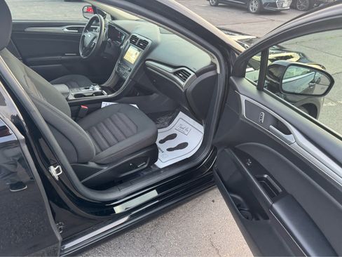 Used 2017 Ford Fusion SE w/ Fusion SE Technology Package image 17