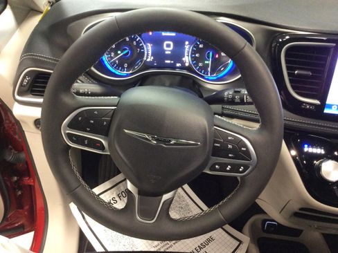 Used 2024 Chrysler Pacifica Touring-L image 20