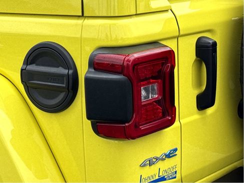 Used 2022 Jeep Wrangler Unlimited Sahara w/ Cold Weather Group AWD/4WD image 6