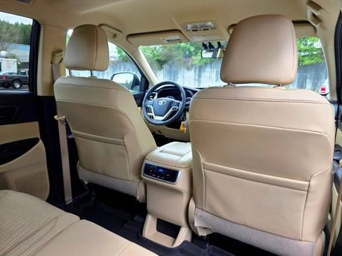 Used 2016 Toyota Highlander LE AWD/4WD image 55