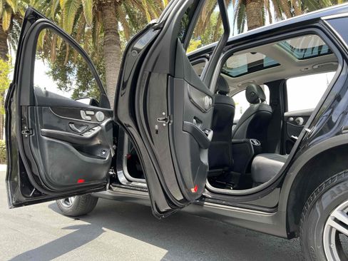 Used 2020 Mercedes-Benz GLC 300 4MATIC w/ Premium Package image 48