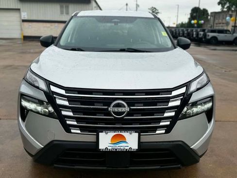 Used 2024 Nissan Rogue S FWD image 3