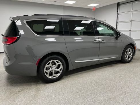 Used 2023 Chrysler Pacifica Limited FWD image 10