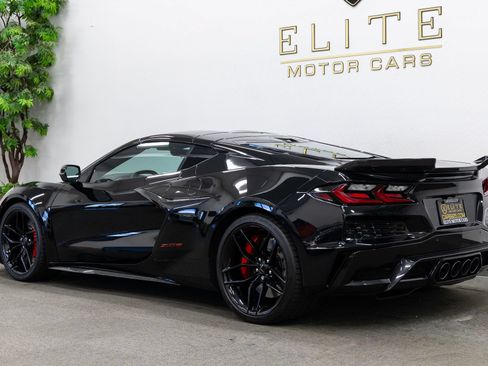 Used 2025 Chevrolet Corvette Z06 RWD image 3