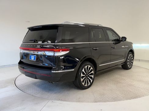 Used 2024 Lincoln Navigator Reserve image 9