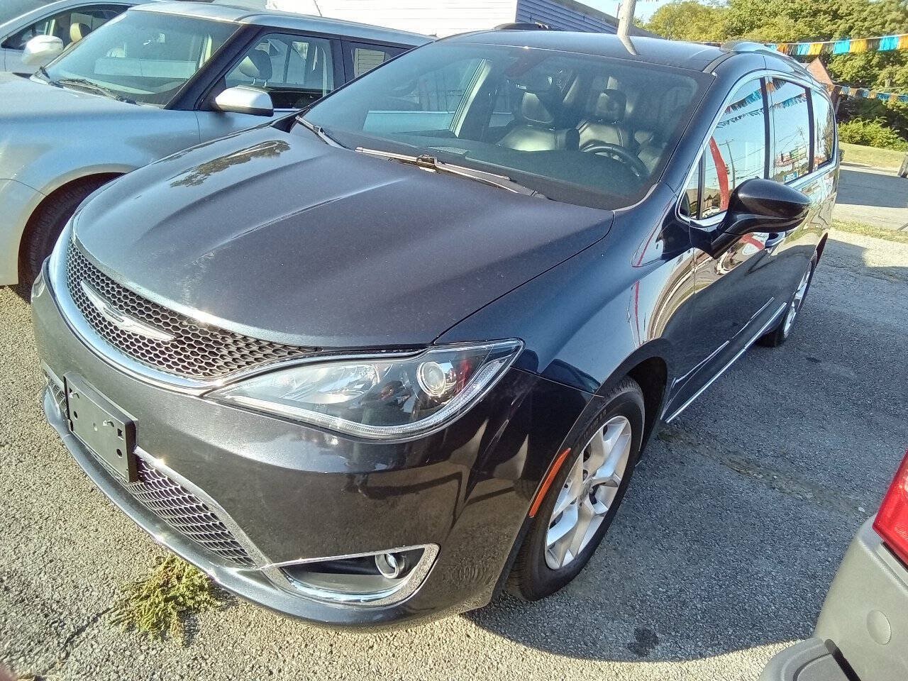 Used 2020 Chrysler Pacifica Touring-L FWD image 1